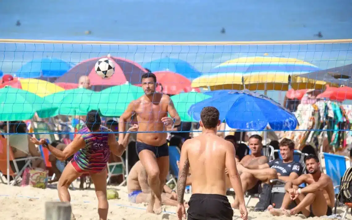 ex-jogador de futebol, ídolo do Fluminense, futevôlei;