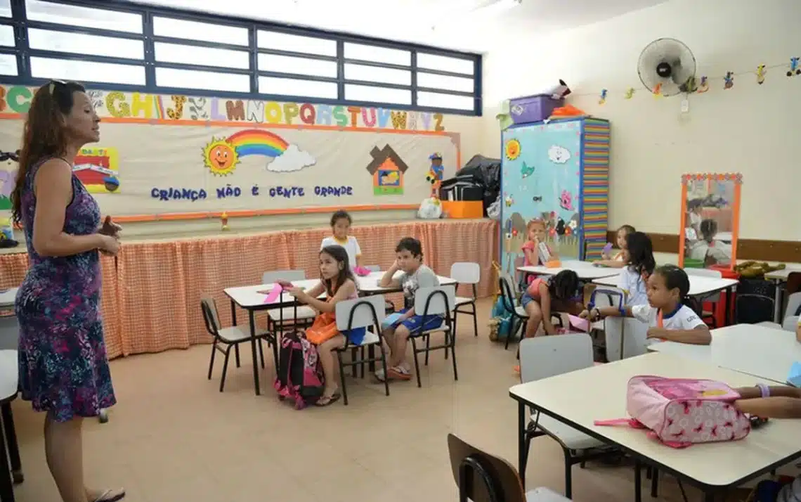 ensino, pré-escolar, creches, crianças, de 0 a 5 anos;