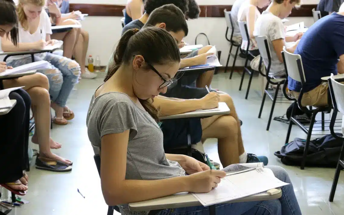 Educação Secundária, Segundo Grau, Ensino Secundário;