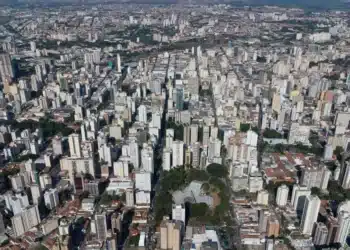 propriedades, residências, habitações;