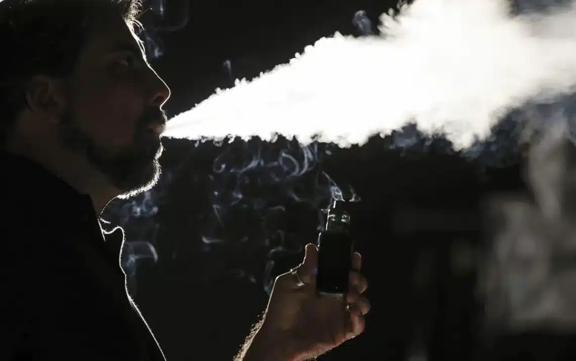 cigarros elétronicos, dispositivos elétronicos para fumar, fumadores elétronicos, cigarros, eletrônicos vapes