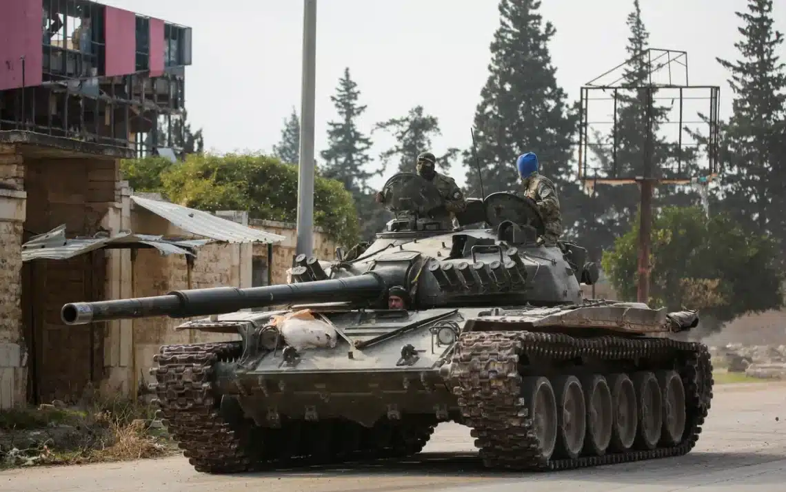 Rebeldes dirigem tanque na província de Aleppo, na Síria, em 29 de novembro de 2024 — Foto: REUTERS/Mahmoud Hasano - Todos os direitos: © G1 - Globo Mundo