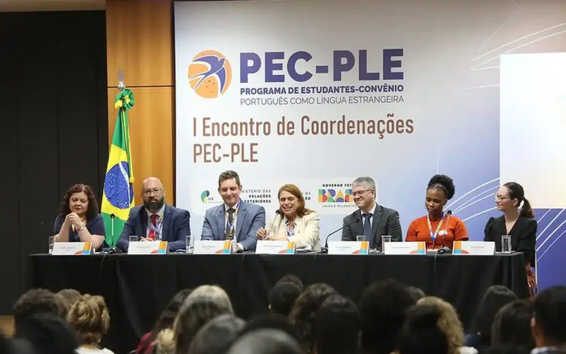 programa, estudantes-convênio, modalidade do PLE, português como língua estrangeira, instituições de educação superior, Ministério da Educação, Secretaria de Educação Superior, evento em Brasília, reunião de coordenações, troca de conhecimentos, compartilhamento de boas práticas, desafios e inovações, discussões sobre o tema, experiência no aprendizado do português, professores incríveis, capacidades no idioma, ensino da língua portuguesa, superação das barreiras, processo de internacionalização da educação brasileira, recursos do PLE, apoio do MEC, diplomacia cultural do país, divulgação do nosso idioma, nações amigas, política externa, instituições de ensino superior brasileiras;