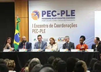 programa, estudantes-convênio, modalidade do PLE, português como língua estrangeira, instituições de educação superior, Ministério da Educação, Secretaria de Educação Superior, evento em Brasília, reunião de coordenações, troca de conhecimentos, compartilhamento de boas práticas, desafios e inovações, discussões sobre o tema, experiência no aprendizado do português, professores incríveis, capacidades no idioma, ensino da língua portuguesa, superação das barreiras, processo de internacionalização da educação brasileira, recursos do PLE, apoio do MEC, diplomacia cultural do país, divulgação do nosso idioma, nações amigas, política externa, instituições de ensino superior brasileiras;