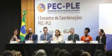 programa, estudantes-convênio, modalidade do PLE, português como língua estrangeira, instituições de educação superior, Ministério da Educação, Secretaria de Educação Superior, evento em Brasília, reunião de coordenações, troca de conhecimentos, compartilhamento de boas práticas, desafios e inovações, discussões sobre o tema, experiência no aprendizado do português, professores incríveis, capacidades no idioma, ensino da língua portuguesa, superação das barreiras, processo de internacionalização da educação brasileira, recursos do PLE, apoio do MEC, diplomacia cultural do país, divulgação do nosso idioma, nações amigas, política externa, instituições de ensino superior brasileiras;