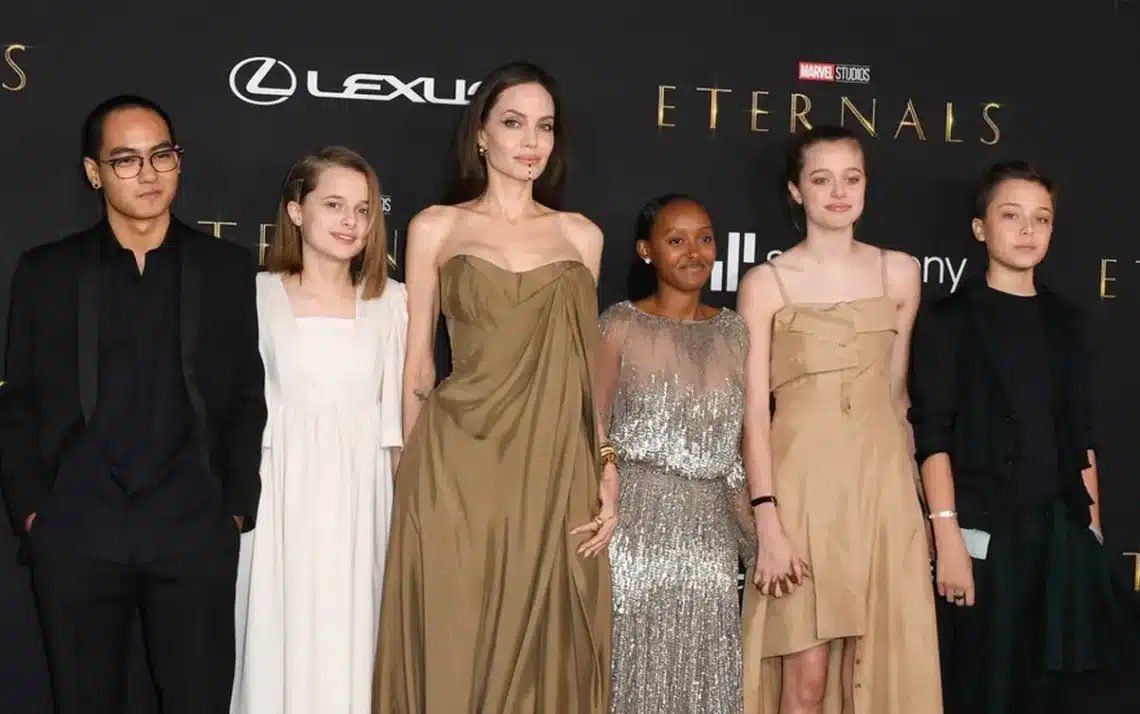 Maddox, Vivienne, Angelina Jolie, Knox, Shiloh e Zahara — Foto: The Getty Images - Todos os direitos: © HIT Site