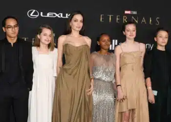 Maddox, Vivienne, Angelina Jolie, Knox, Shiloh e Zahara — Foto: The Getty Images - Todos os direitos: © HIT Site