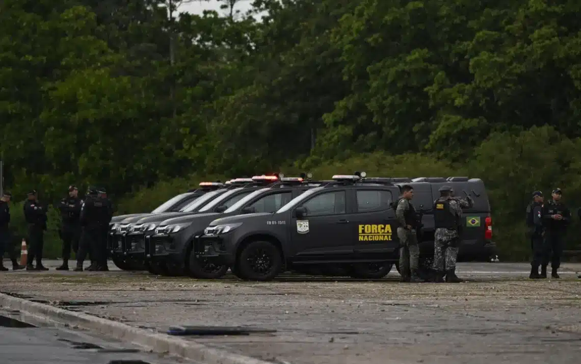 Policiais, militares, civis, bombeiros, e peritos;