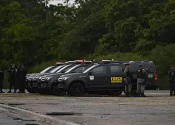 Policiais, militares, civis, bombeiros, e peritos;