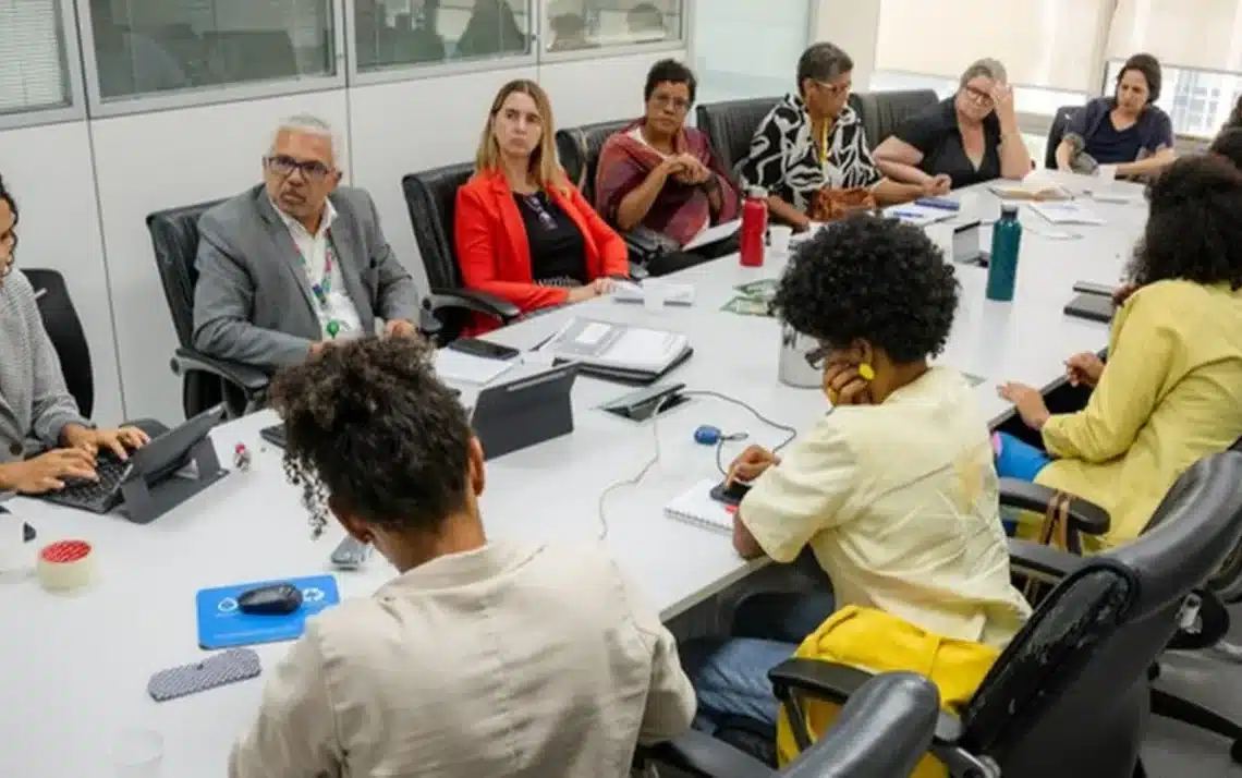 assistência, cuidado, atenção;