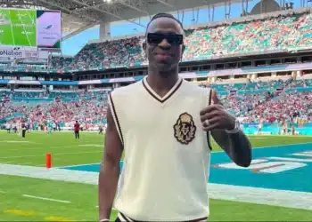 Vinicius Jr. vai a jogo do Miami Dolphins na NFL e ganha elogio: 'Melhor do mundo!' - Foto: @ ESPN - Todos os direitos: @ ESPN